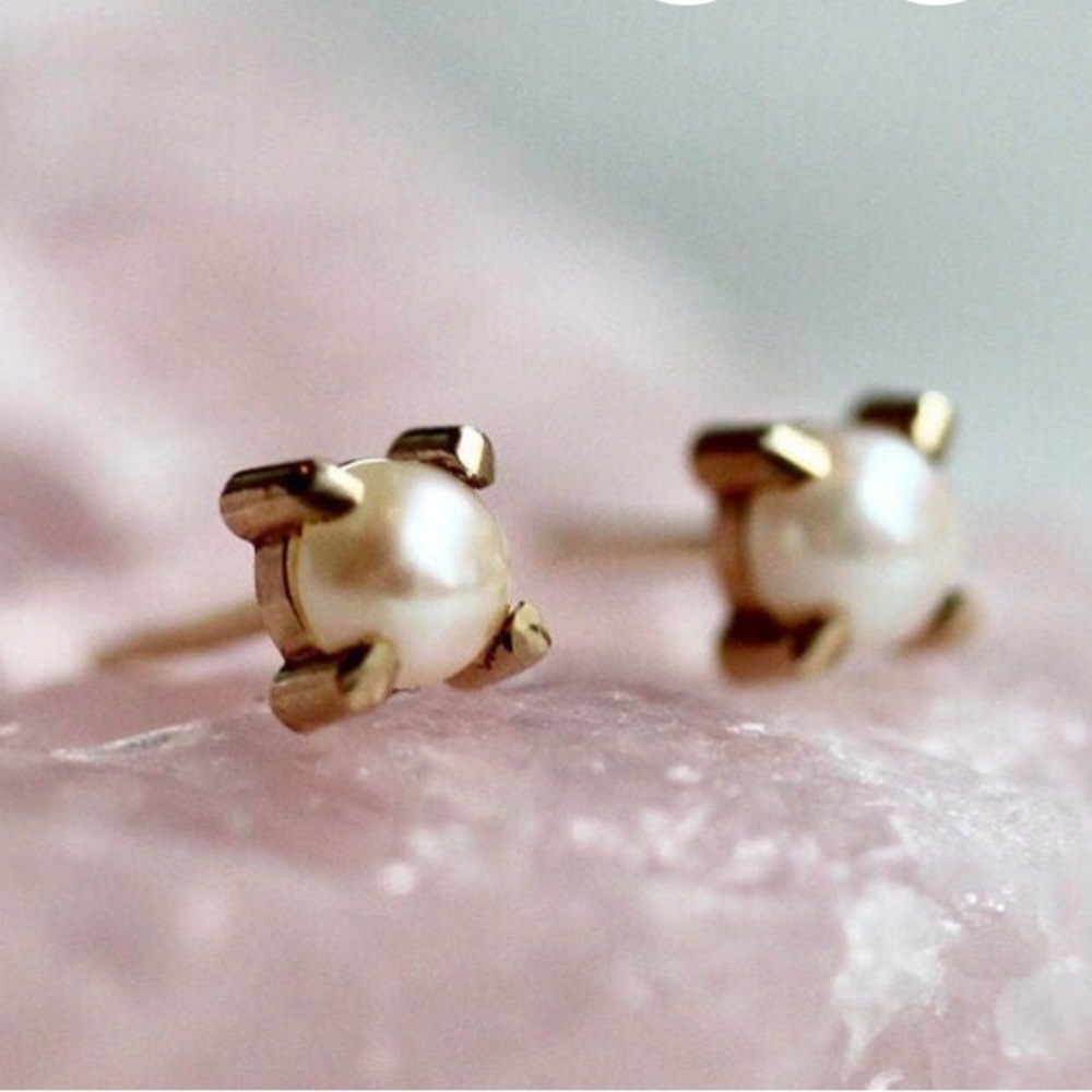 Elegant 14kt Gold and Pearl Stud Earrings